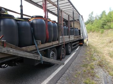 Mangelhaft gesicherte Fässer mit Tierdärmen Bild: Polizei