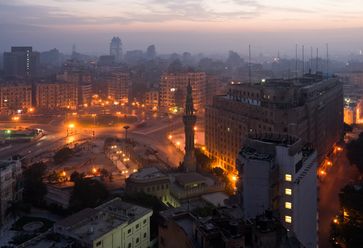 Der At-Tahrir-Platz am frühen Morgen; im Hintergrund Ägyptens Zentralverwaltungsgebäude, die Mogamma.