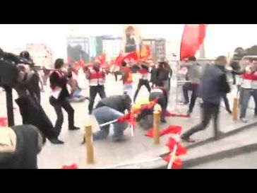 Screenshot aus dem Youtube Video "1 mayÄ±s 2015 komÃ¼nist parti'nin taksim'e girmesi"