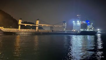 Die Aufnahme der türkischen Küstenwache zeigt den Frachter MKK-1 am Bosporus. Bild: Screenshot twitter/KEGM / RT