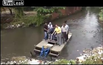 Bild: Screenshot Youtube Video "LiveLeak - Mayor Falls Into Sewer As Boat Capsizes"