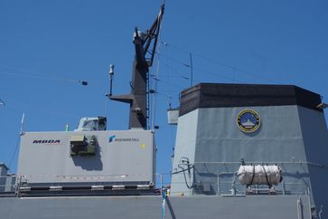 Der Laserwaffendemonstrator ist in einem 20-Fuß-Container integriert, der auf Deck der Fregatte "Sachsen" installiert wurde.Bild: Bundeswehr Fotograf: PIZ Ausrüstung, Informationstechnik und Nutzung
