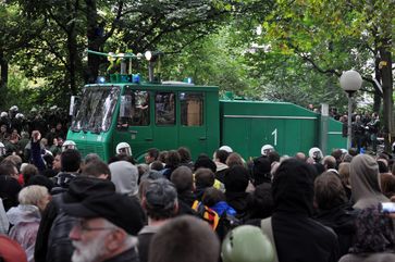 Demonstranten und Wasserwerfer im Mittleren Schlossgarten, 30. September 2010