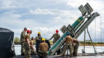 Symbolbild: US-Marinesoldaten beladen zusammen mit Zivilangestellten das Angriffs-U-Boot USS "Chicago" (SSN 721) der Los Angeles-Klasse mit einer Antischiffsrakete des Typs "Harpoon", Pearl Harbor, 28. Juli 2021