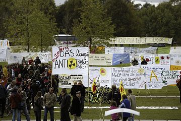 Malen, Nähen und Präsentation des längsten Anti-Atom-Transparents der Welt vor dem Reichstag in Berlin. Bild: Andreas Conradt / PubliXviewinG
