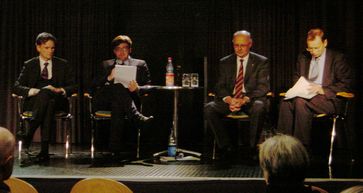 Hajo Funke (rechts) bei einer Podiumsdiskussion in Pirna