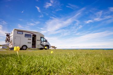 Saisonstart: So werden Wohnmobil und Wohnwagen fit für den Osterurlaub.