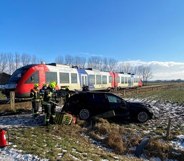 PKW kollidiert mit Zug der Nordbahn. Bild: Bundespolizei