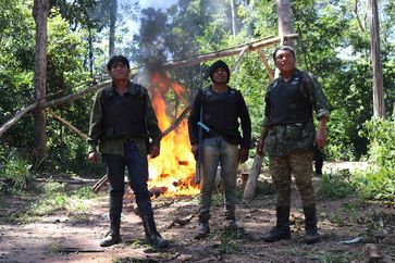 Paulo Paulino (Mitte) und Tainaky Tenetehar (links) bei einer früheren Patrouille der Wächter, die ein illegales Holzfällerlager in ihrem Gebiet zerstört.