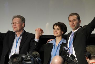 Frauke Petry mit Konrad Adam und Bernd Lucke beim Gründungs­parteitag der AfD 2013 in Berlin