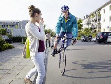 Augen auf im Straßenverkehr: Radfahrer müssen immer bremsbereit sein. Bild: HUK-COBURG.