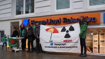 Atomtransporte durch Hapag-Lloyd stoppen! Protest in Hamburg-Harvestehude, 7.2.15. Bild: U. Bertrand/ROBIN WOOD