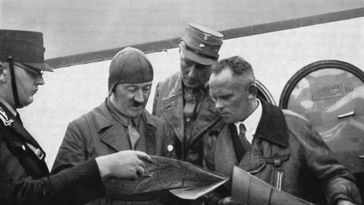 Adolf Hitler im Gespräch mit Flugkapitän Hans Baur (rechts) (Archivbild)