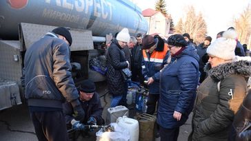 Wasserausgabe in Wolnowacha, Ende März 2022