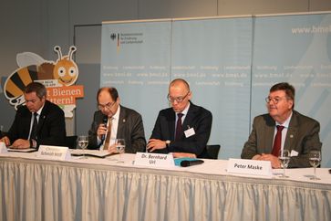 In der Pressekonferenz (v. li. n. re.): Der slowenische Agrarminister Dejan Zidan, Bundesminister Christian Schmidt, Dr. Bernhard Url und Peter Maske. Bild: "obs/Deutscher Imkerbund e. V./Petra Friedrich"