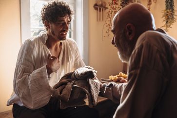 Vater Peter (Prodromos Antoniadis) mit seinem Sohn Hans (Jason Giuranna)  Bild: ARD/MDR/BR/HR/SR Fotograf: Michael Kremer