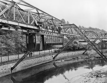 Am 13.09.1898 wurde in der damals selbstständigen Stadt Elberfeld (heute Wuppertal) der erste Prototyp der Schwebebahn ins Gerüst gehängt. Die erste Probefahrt fand im Dezember 1898 statt. Bild: "obs/WSW Wuppertaler Stadtwerke GmbH"