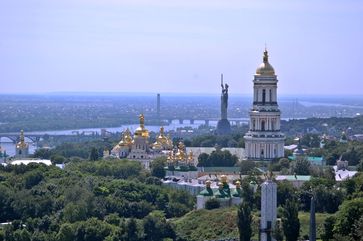 Das auf den Hügeln des Westufers des Dnepr gelegene Höhlenkloster und die Mutter-Heimat-Statue, dahinter der Dnepr und dessen flaches Ostufer