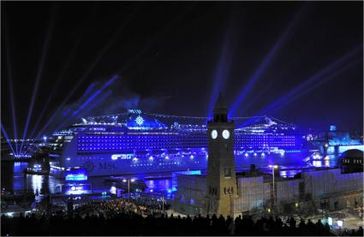 MSC Kreuzfahrten ist der zweithäufigste Gast der Saison 2013. Die "MSC Magnifica", die 2010 in der Hansestadt getauft wurde, wird insgesamt 18-mal an/ab Hamburg fahren.  Bild: "obs/Hamburg Cruise Center e.V."