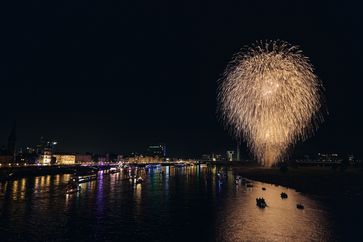 Japanisches Feuerwerk über dem Rhein in Düsseldorf  Bild: Düsseldorf Tourismus GmbH Fotograf: Düsseldorf Tourismus