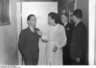 Leni Riefenstahl und Joseph Goebbels bei den Vorarbeiten zum Film