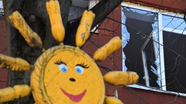 Zerbrochenes Fenster in einem Kindergarten in Jasinowataja (Archivbild) Bild: Alexei Kudenko / Sputnik