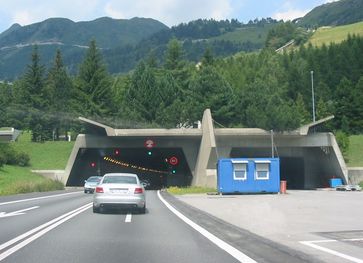Südseitige Einfahrt in den Tunnel; rechts die zurzeit nur als Rettungsstollen genutzte zweite Röhre
