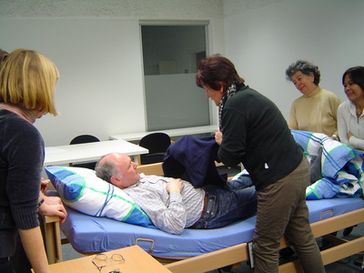Pflegepersonal in der Ausbildung. Bild: Gerda Mahmens / pixelio.de