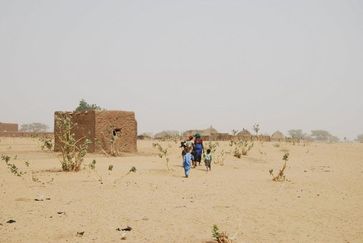 Niger: Ein Dorf im Bezirk Dakoro. 5,4 Millionen Menschen in dem westafrikanischen Land sind vom Hunger bedroht. Bild. CARE/Melanie Brooks