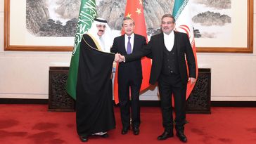 Vertreter Saudi-Arabiens, Chinas und Irans am Freitag in Peking (2023) Bild: www.globallookpress.com / Luo Xiaoguang/XinHua