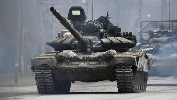Ein russischer Militärkonvoi auf einer Autobahn auf der Krim nahe der ukrainischen Grenze am 27. Februar 2022