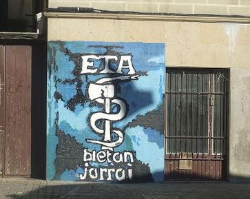 Euskadi Ta Askatasuna, kurz ETA, (baskisch für Baskenland und Freiheit) ist eine links orientierte, separatistische baskisch-nationalistische Untergrundorganisation. Quelle: de.wikipedia.org