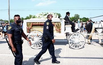 The carriage carrying Floyd's casket to his burial in Pearland, Texas, June 9
