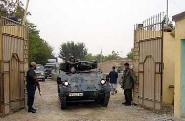 Luftlandepanzer Wiesel am Tor des Lagers. Bild: PIZ Kunduz