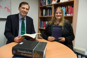 Die Strafrechtler Professor Dr. Martin Böse und Dr. Anne Schneider von der Universität Bonn mit dem
Quelle: (c) Foto: Barbara Frommann/Uni Bonn (idw)