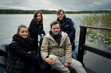 V. li. n. re.:Fee Strothmann (Kamera), Claudia Eisinger (Rolle Dr. Viktoria Wex), Sven Taddicken (Regie), Sebastian Hülk (Rolle Leon Pawlak). Bild: ARD Degeto Fotograf: Krzysztof Wiktor