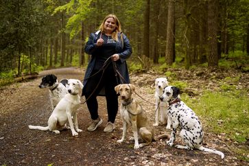 Tiertrainerin Janine Berger mit ihrem Rudel auf einem Spaziergang in Rehburg-Loccum.  Bild: ZDF Fotograf: ZDF/Frederik Klose-Gerlich