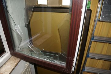 Die Einbrecher verschafften sich über ein Fenster gewaltsam Zugang ins Geschäft. Bild: Polizei