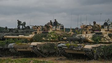 Die M1 Abrams, amerikanische Kampfpanzer der dritten Generation, sind auf dem Übungsgelände im polnischen Nowa Dęba bei Militärübungen "Bear 22" im September 2022 zu sehen. Bild: Gettyimages.ru / Artur Widak / Anadolu Agency