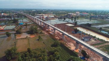 Eine Luftaufnahme vom 15. Juni 2021 zeigt die noch im Bau befindliche Phon Thong-Brücke in Vientiane, Laos.