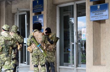 Slowjansk: Die Stadtverwaltung, kontrolliert von vermummtem Militär mit Kalaschnikows und RPG