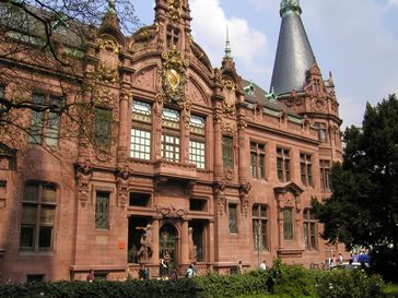 Die Universitätsbibliothek, das Wahrzeichen der Universität Heidelberg. Die RKU gehört zu den ältesten und angesehensten Universitäten der Welt.
