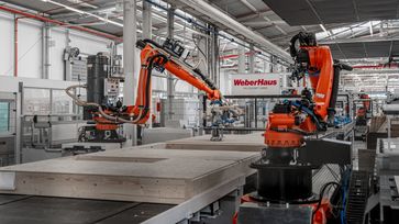 Zwei Roboterzellen montieren OSB- und Gipskartonplatten vollautomatisch auf das Riegelwerk Bild: WeberHaus GmbH & Co. KG Fotograf: WeberHaus GmbH & Co. KG
