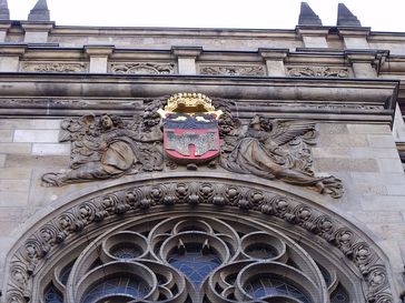 Duisburger Wappen am Rathaus in Duisburg. Bild: Oceancetaceen / wikipedia.org