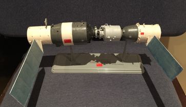 Modell Tiangong 1 (links) mit angedocktem Shenzhou-Raumschiff (rechts)