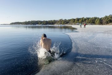 "Endorphin-Kick Winterbaden: Darauf sollten Sie achten" Fotocredit: DEEPOL by plainpicture/Fredrik Schlyter.