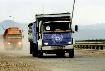 UNHCR-LKW beladen mit Hilfsgütern