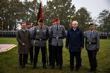 Stephan Prinz zu Lippe (v.l.n.r.), Brigadegeneral Marco Eggert, Oberstleutnant Fabian Kolbe, Thomas Katzer, Bürgermeister Augustdorf, und Brigadegeneral Alexander Krone, Kommandeur der 1. Panzerdivision (2025) Bild: PIZ Heer Fotograf: Celine Liebner