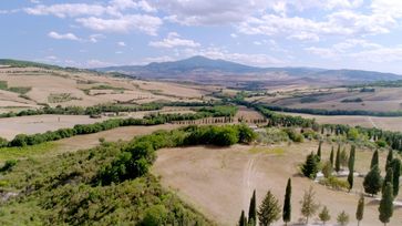 Eine Bahnfahrt mit dem historischen "Treno Natura" führt auch durch das idyllische Orcia-Tal in der südlichen Toskana.  Bild: ZDF Fotograf: ZDF/ORF/GS-Film