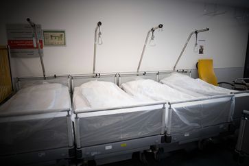 In vielen Krankenhäusern in Deutschland sind Klinikbetten unbelegt - das bringt Kliniken in finanzielle Engpäße in 2020/2021 (Symbolbild)